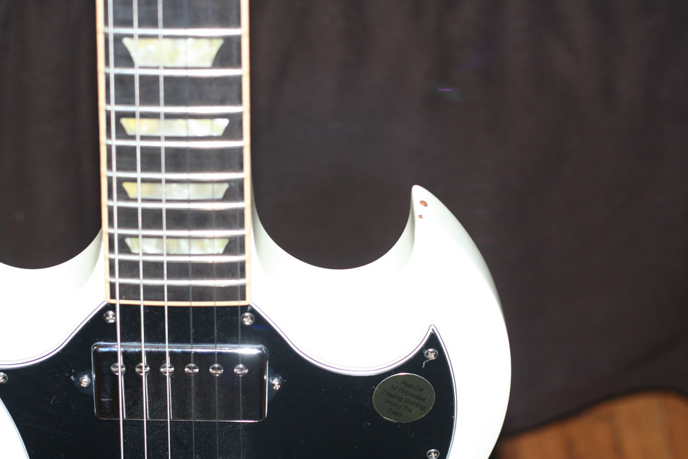 Gibson Sg Standard, Classic White Chips Easily - Gibson White Sg Standard - HD Wallpaper 