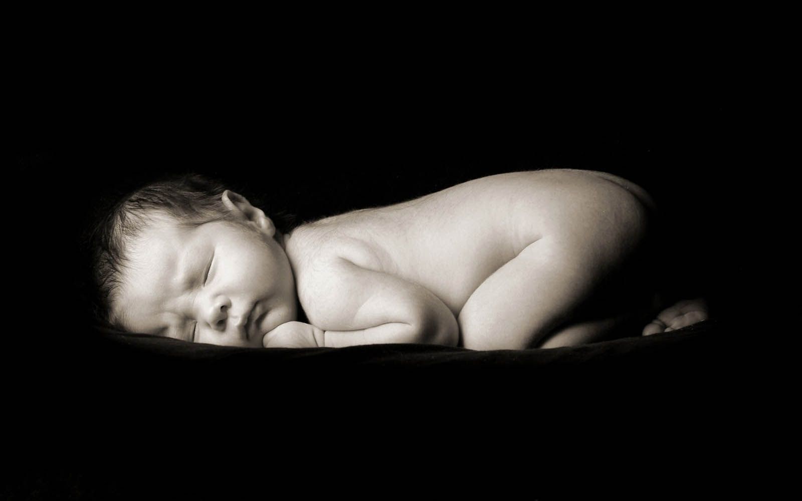 Desktop Lion Wallpaper Black And White - Sleeping Baby Black Background - HD Wallpaper 