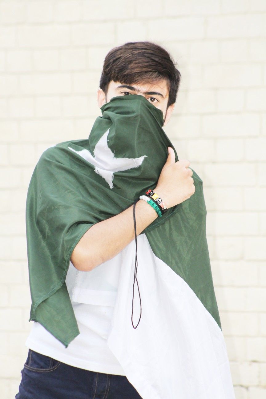 Boy With Pakistani Flag - HD Wallpaper 