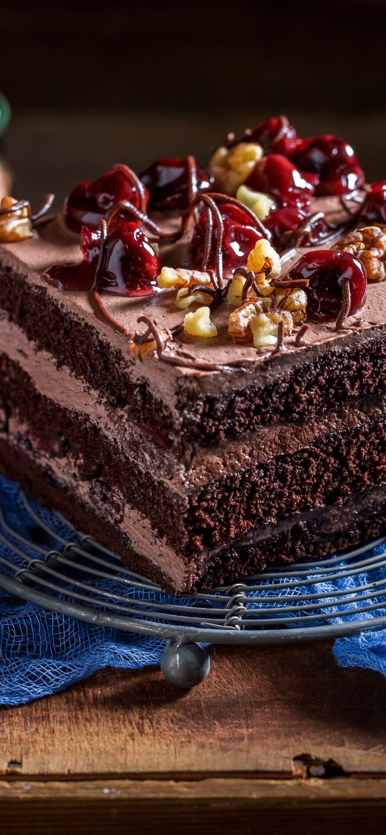 Iphone Wallpaper One Piece Of Chocolate Cake, Cherry, - Fond D Écran Gateau Ceris - HD Wallpaper 