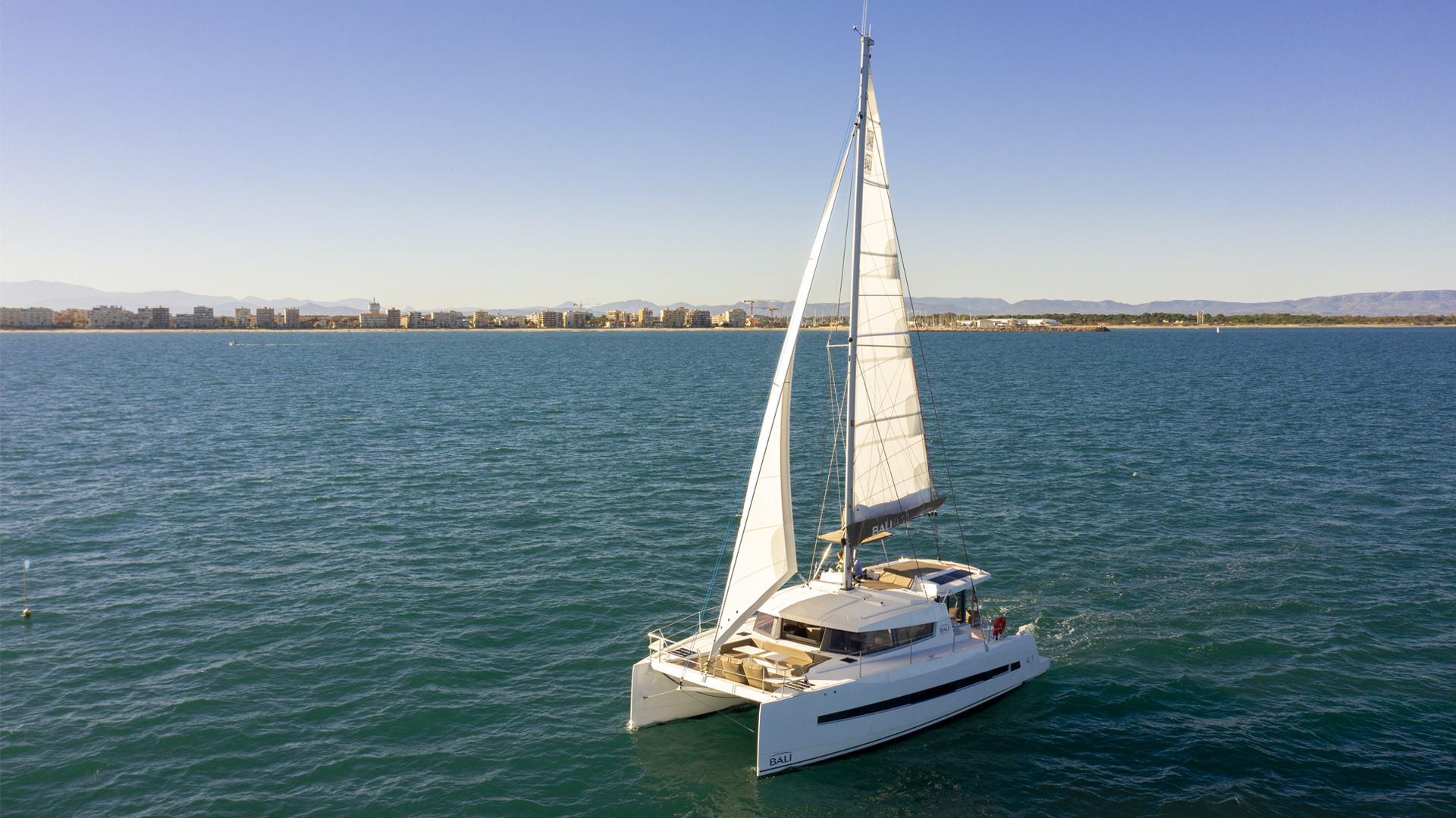 รูป ท้อง ทะเล มี เรือ 1 ลำ - HD Wallpaper 