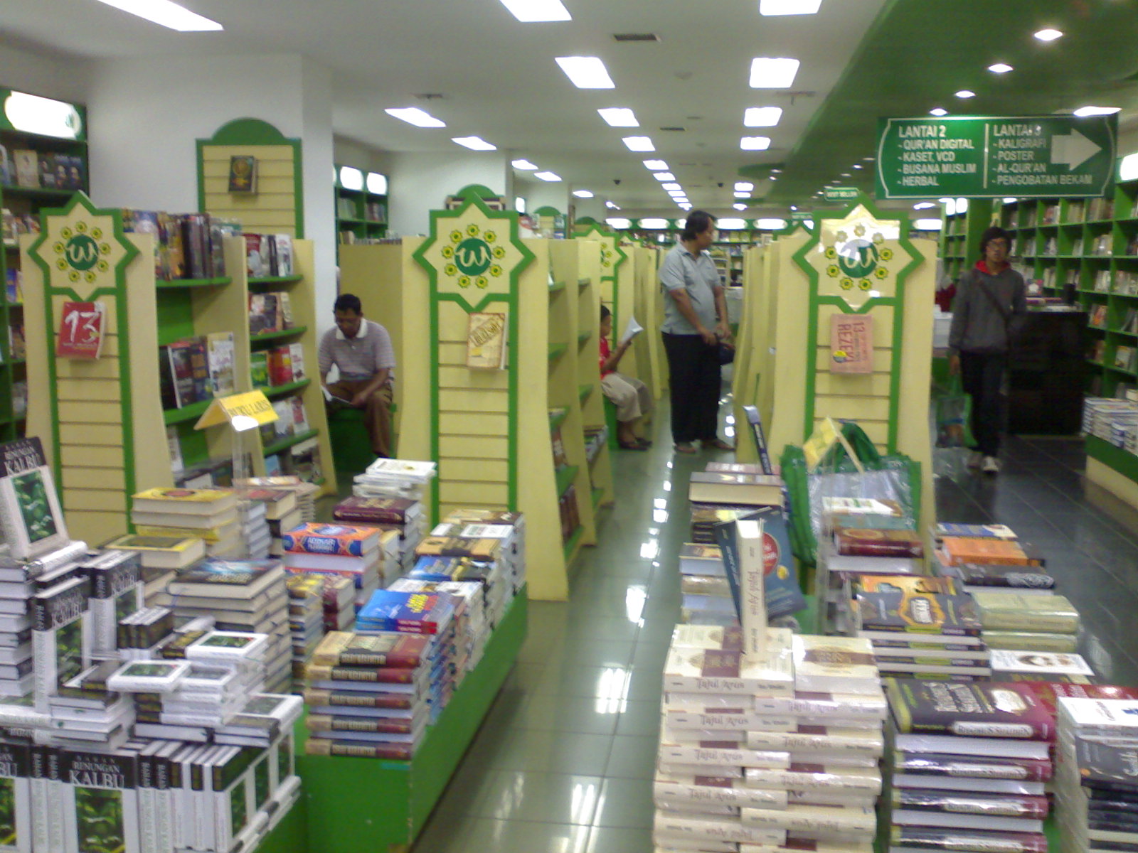 Toko Buku Wali Songo Senen Djangkaru Bumi - Toko Buku Walisongo Jakarta - HD Wallpaper 