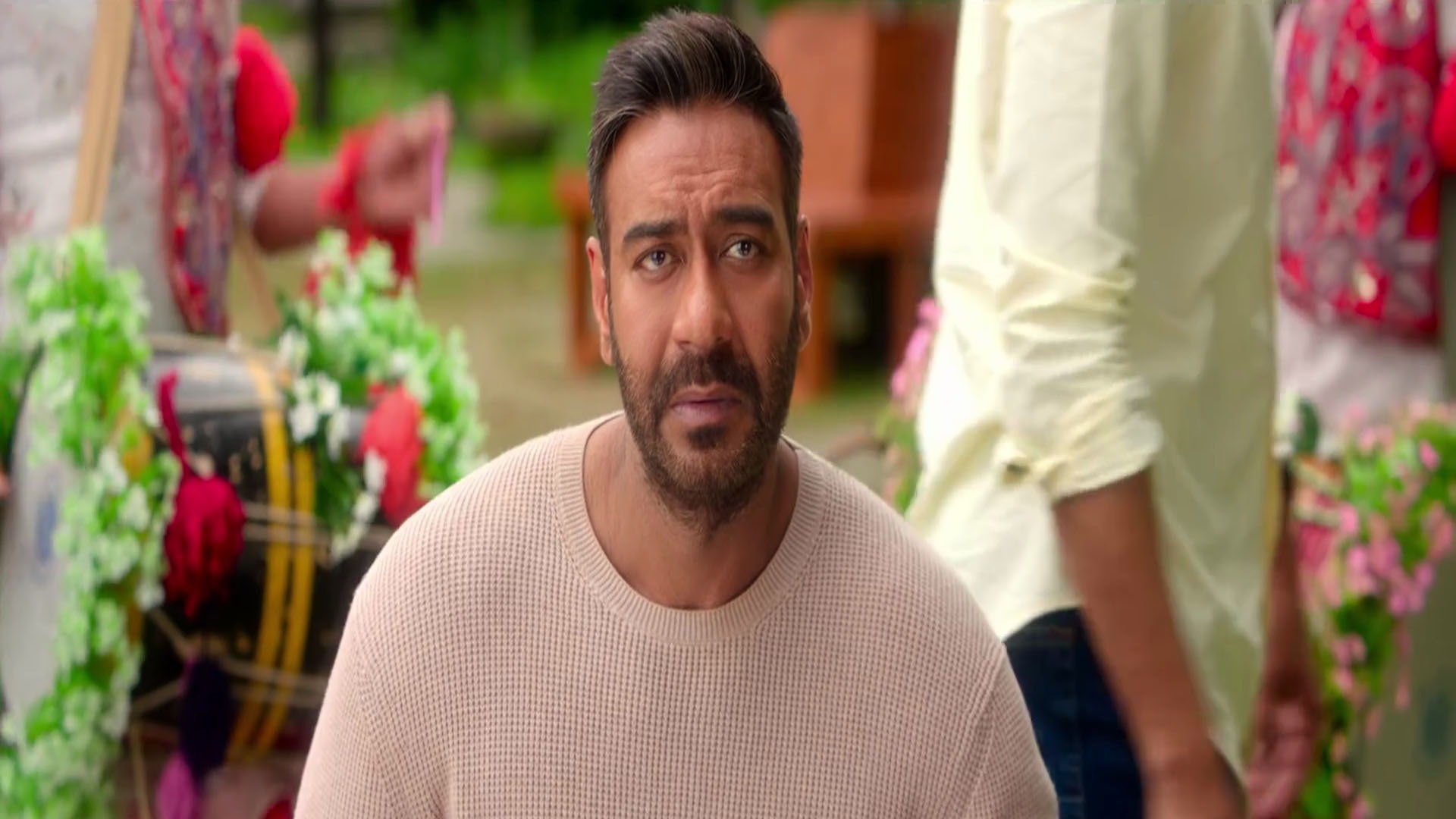 Ajay Devgan In 2019 Film De De Pyaar De - Floral Design - HD Wallpaper 