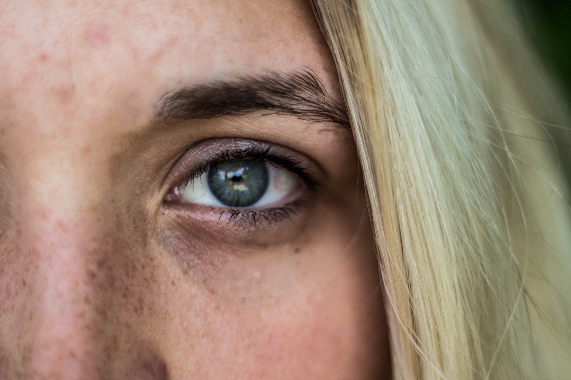 Girl Hide Her Face With Sad Eyes Wallpaper Free Download - Close-up - HD Wallpaper 