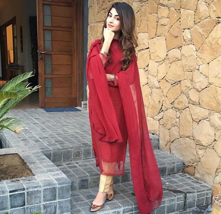 Pakistani Actress Kinza Hashmi - HD Wallpaper 