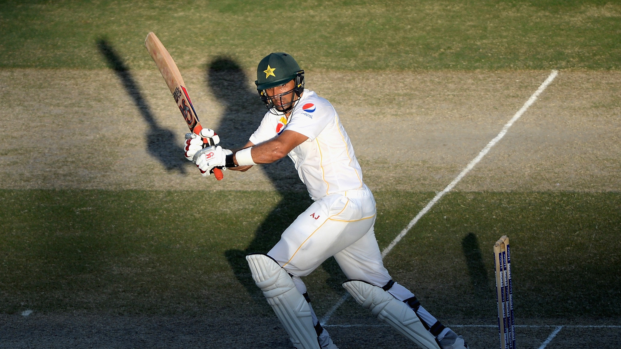 Pakistan Captain Misbah Ul Haq Scored 352 Runs At An - Misbah Ul Haq Test Batting - HD Wallpaper 