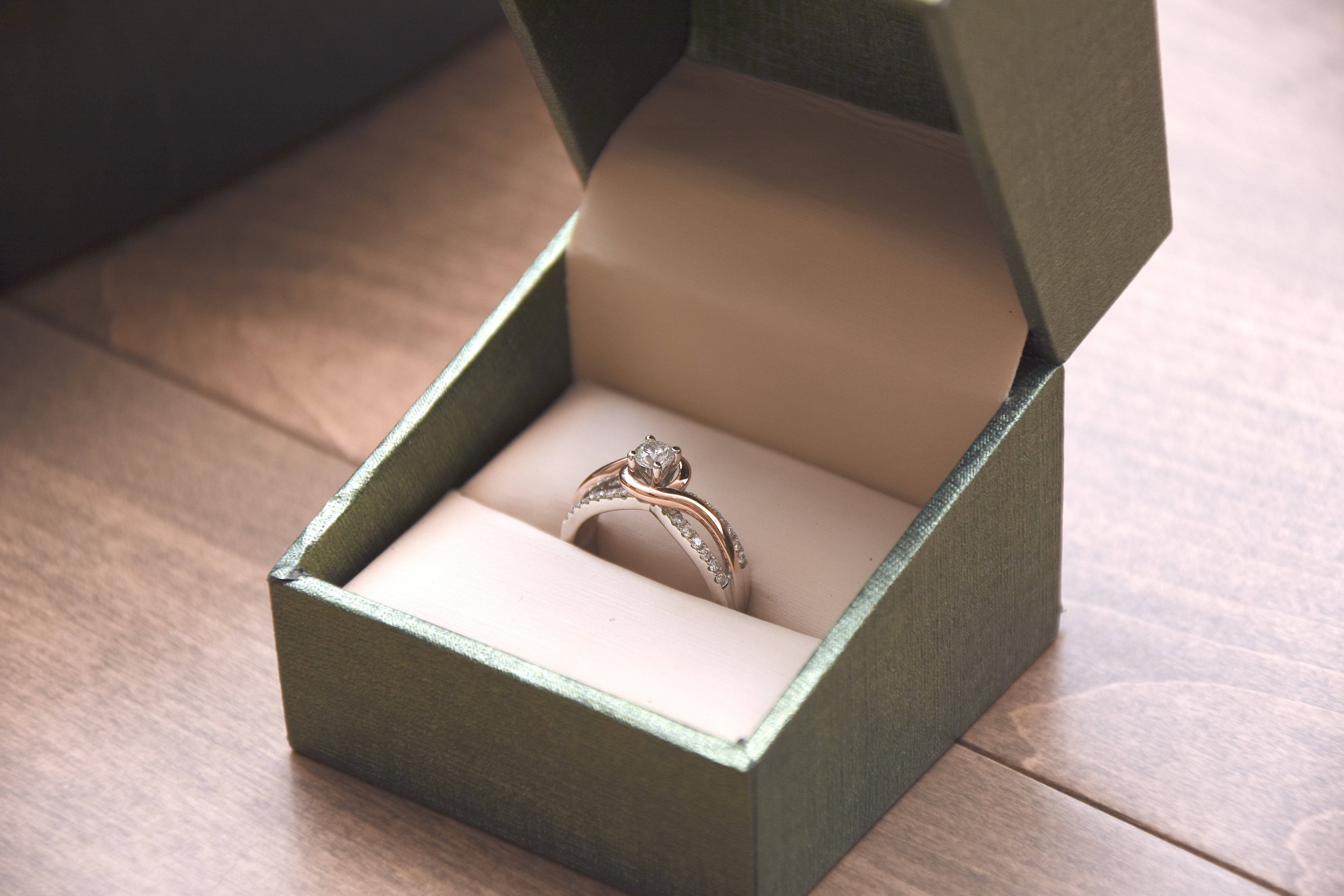 Simple Engagement Rings In Box - HD Wallpaper 
