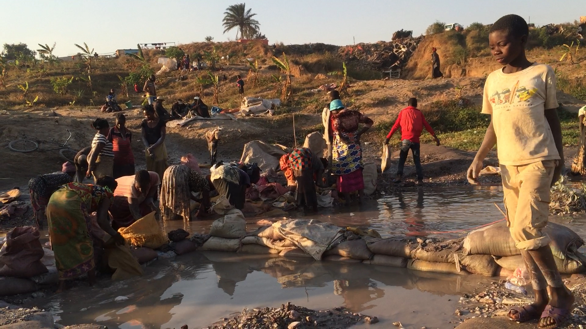 Congo Lithium Mining - HD Wallpaper 
