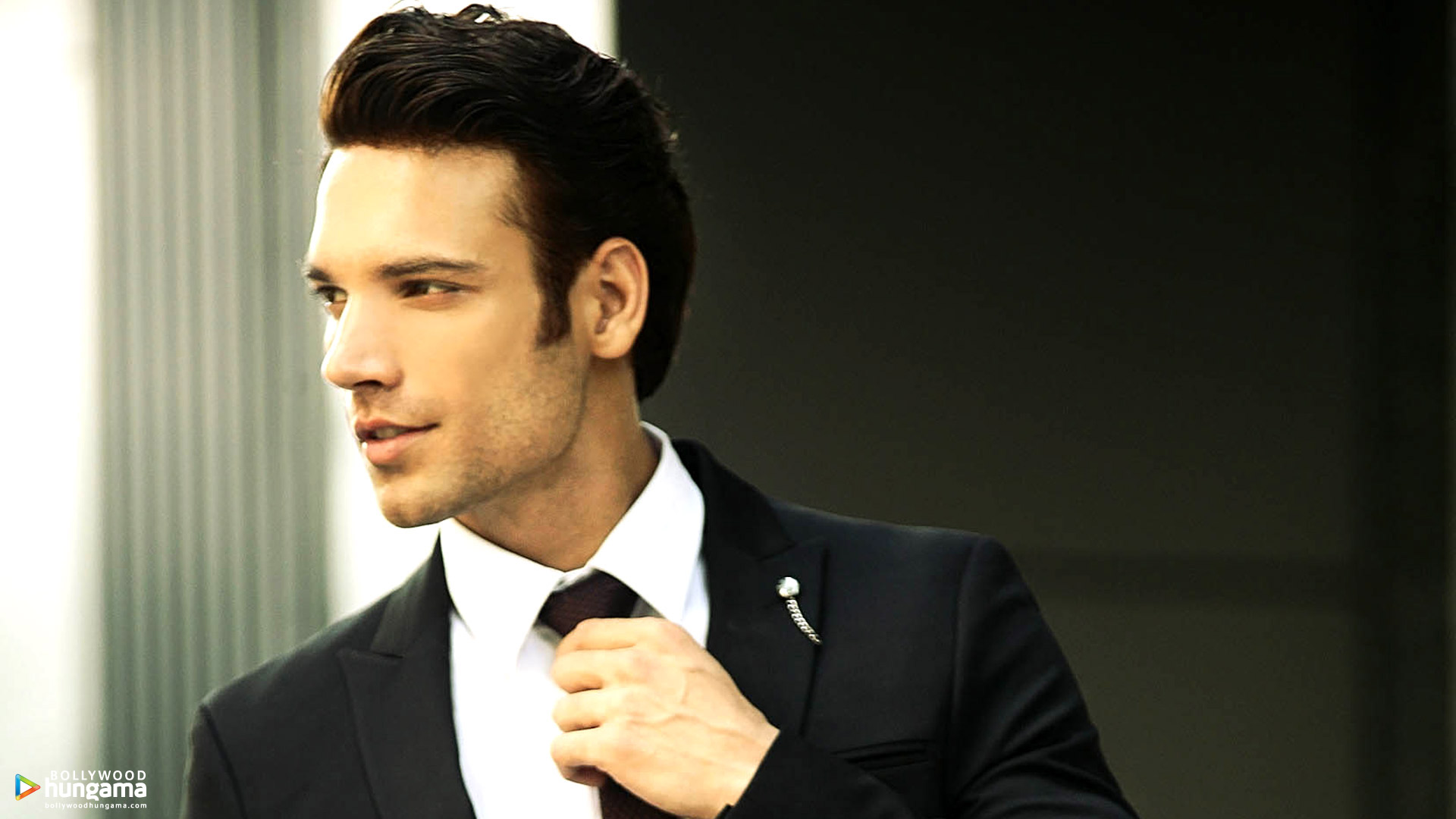 Vikas Verma - Tuxedo - HD Wallpaper 