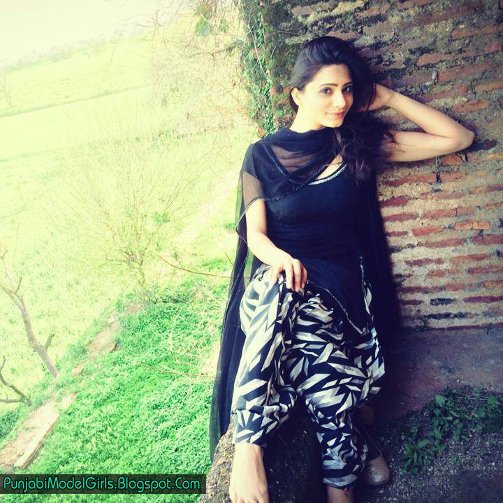 Model Manpreet Kaur Gill - Punjabi Girl Suit Hd - HD Wallpaper 