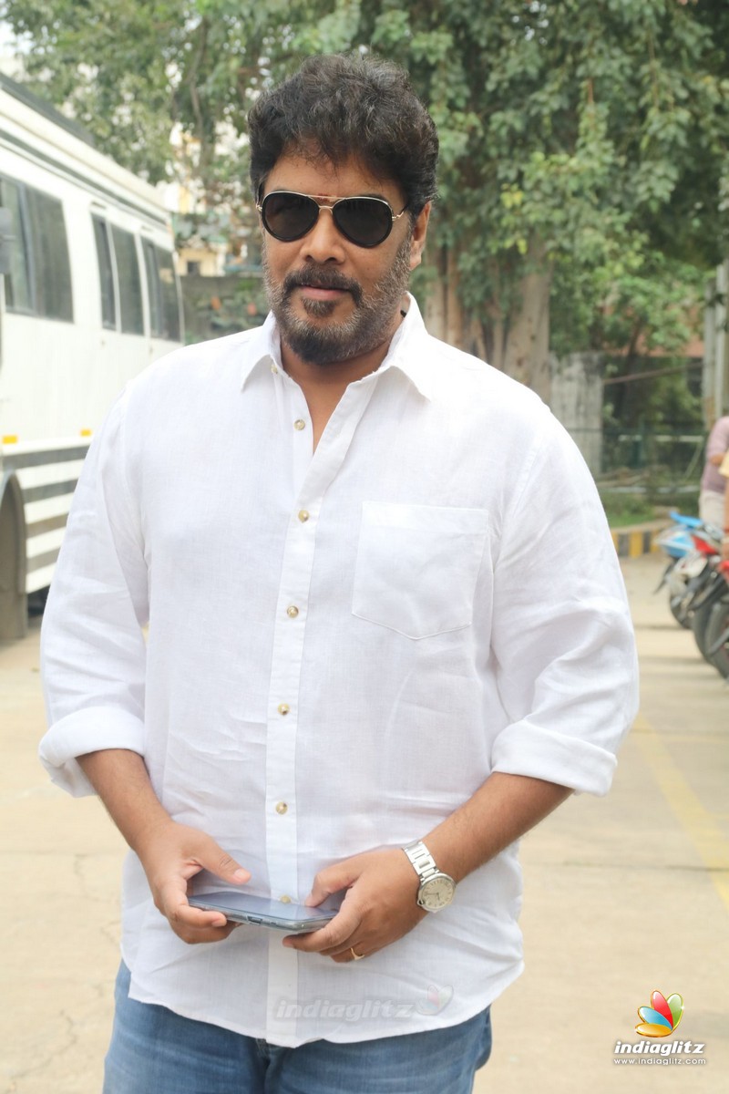 Sundar C - Standing - HD Wallpaper 