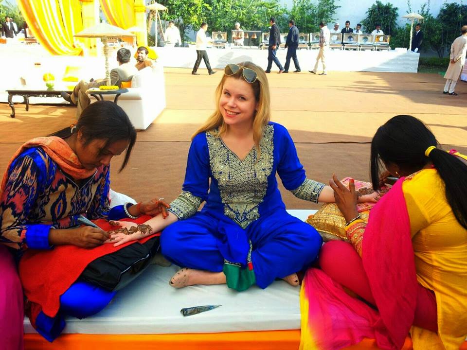 Image For Punjabi Girls Applying Mehndi To English - HD Wallpaper 