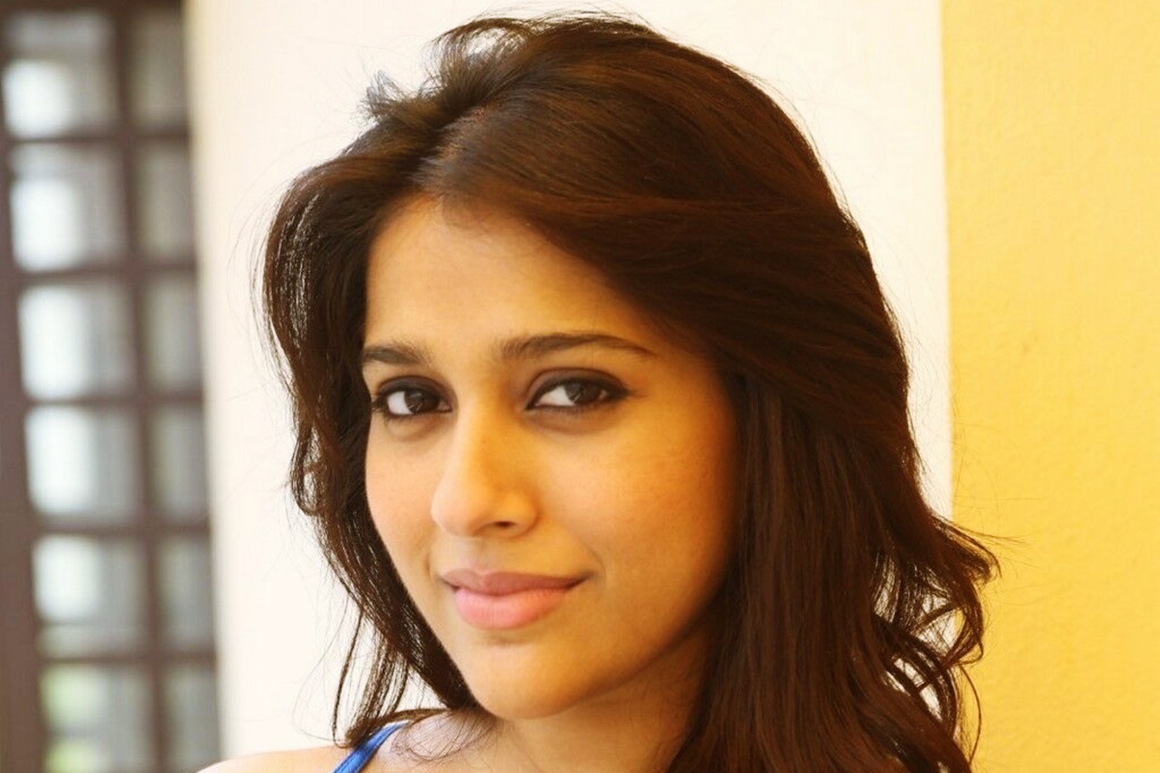 Rashmi Gautam Actress Wallpaper - HD Wallpaper 