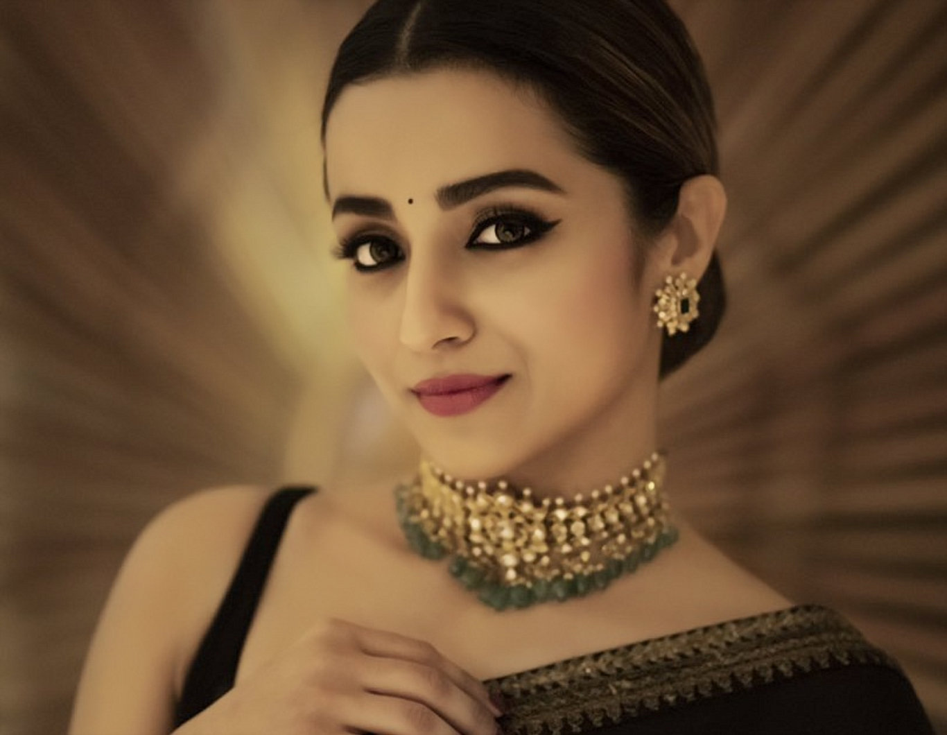 Trisha Krishnan Latest Beautiful Wallpaper - HD Wallpaper 