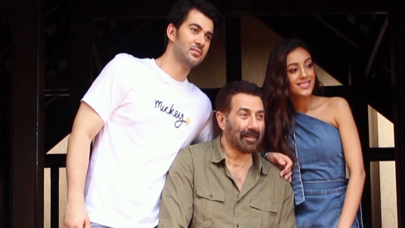 Dad Sunny Deol Promotes Son Karan Deol’s Movie In Mumbai - Sunny Deol Ki Ladki - HD Wallpaper 