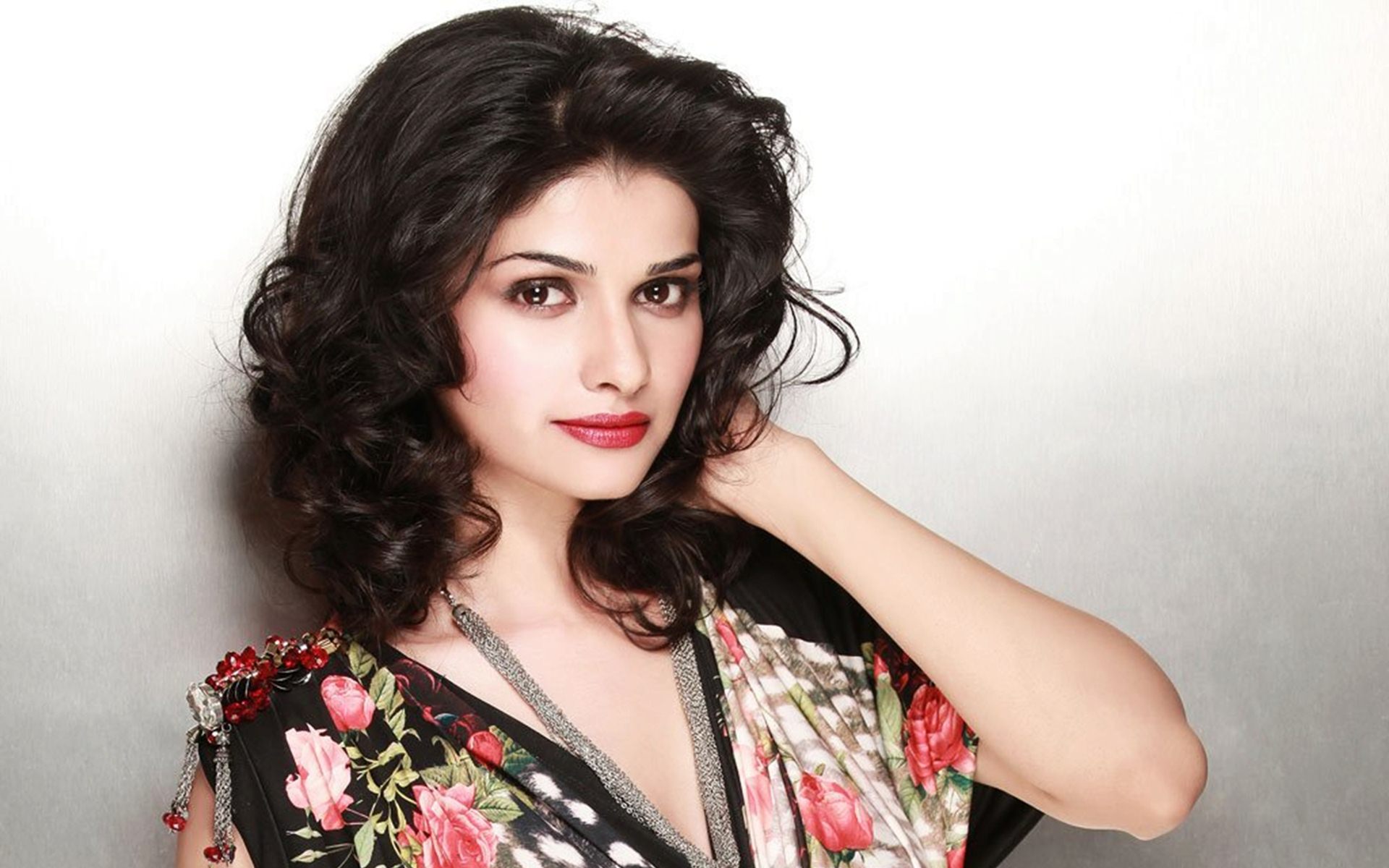 Prachi Desai - HD Wallpaper 