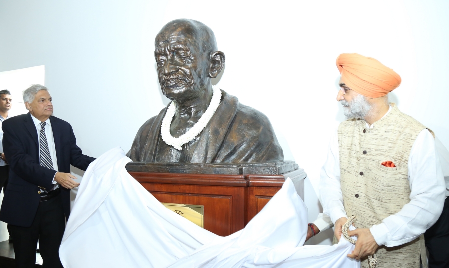 இலங்கை பிரதமர் மாளிகையில் மகாத்மா காந்தியின் சிலை திறப்பு - HD Wallpaper 