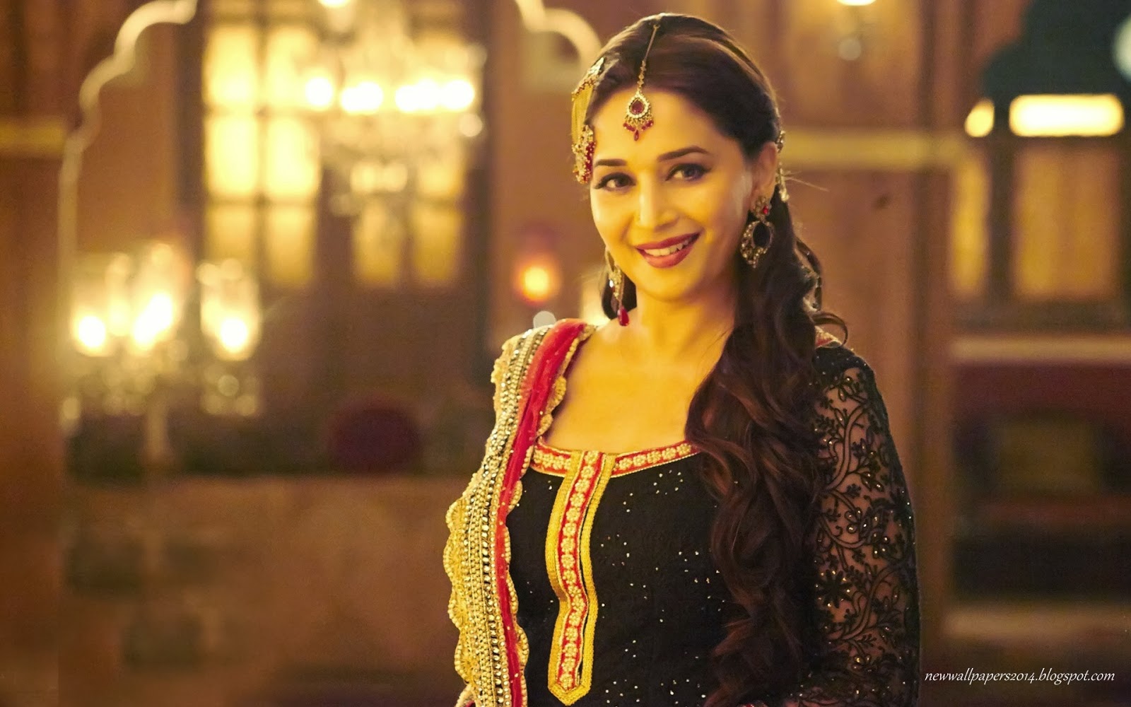 Gorgeous Madhuri Dixit Hd Wallpaper Download - Madhuri Dixit Hd Wallpapers 1080p - HD Wallpaper 