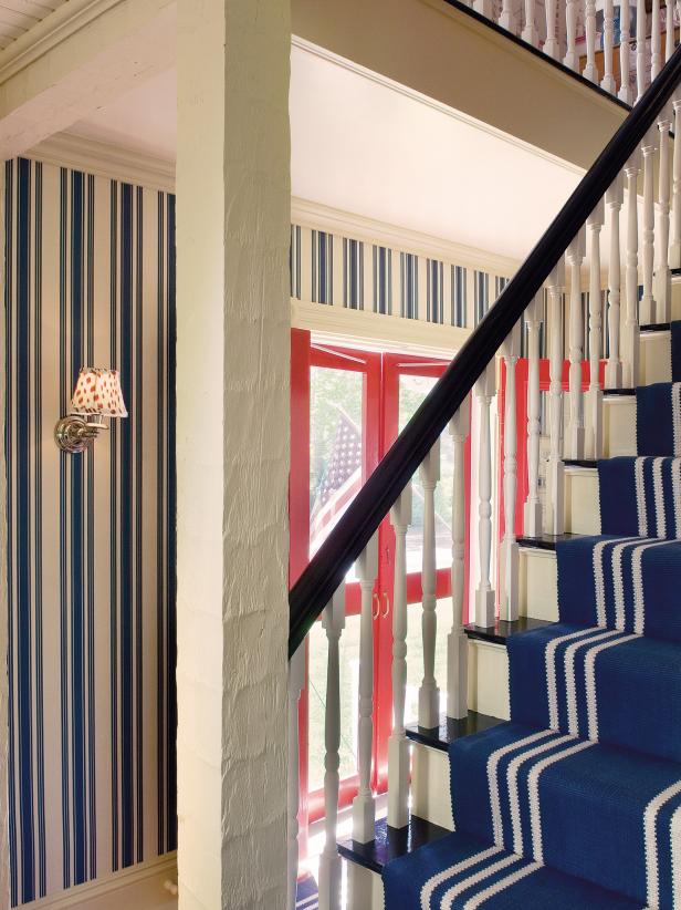 Blue & White Hallway, Striped Wallpaper, Blue Stair - Blue And White Stair Runner - HD Wallpaper 