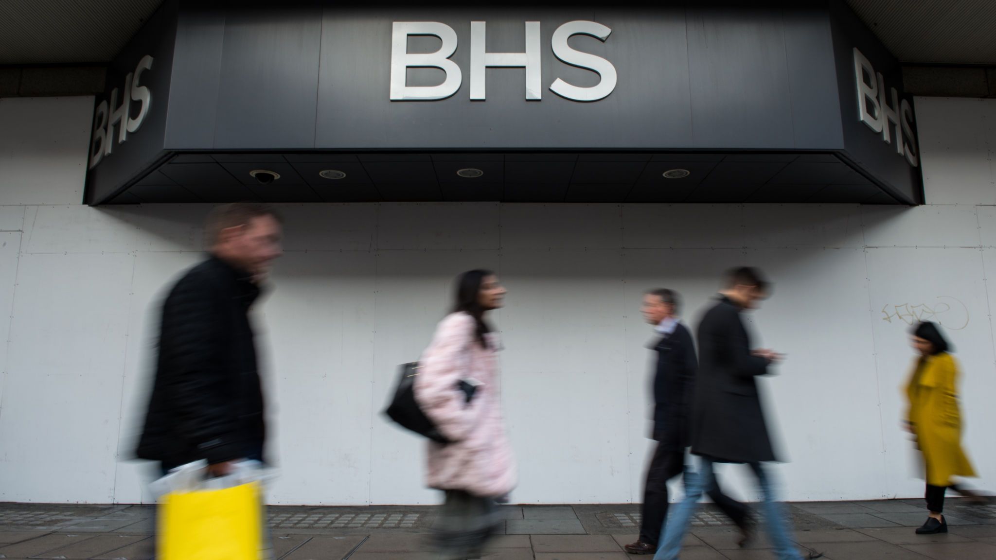 Shoppers Walk Past The Boarded Up Bhs Store On Oxford - Gadget - HD Wallpaper 