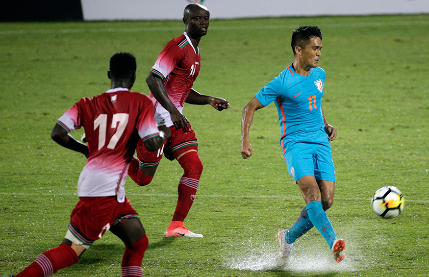Sunil Chhetri Passes The Ball - Chettri Sunil Vs Kenya - HD Wallpaper 