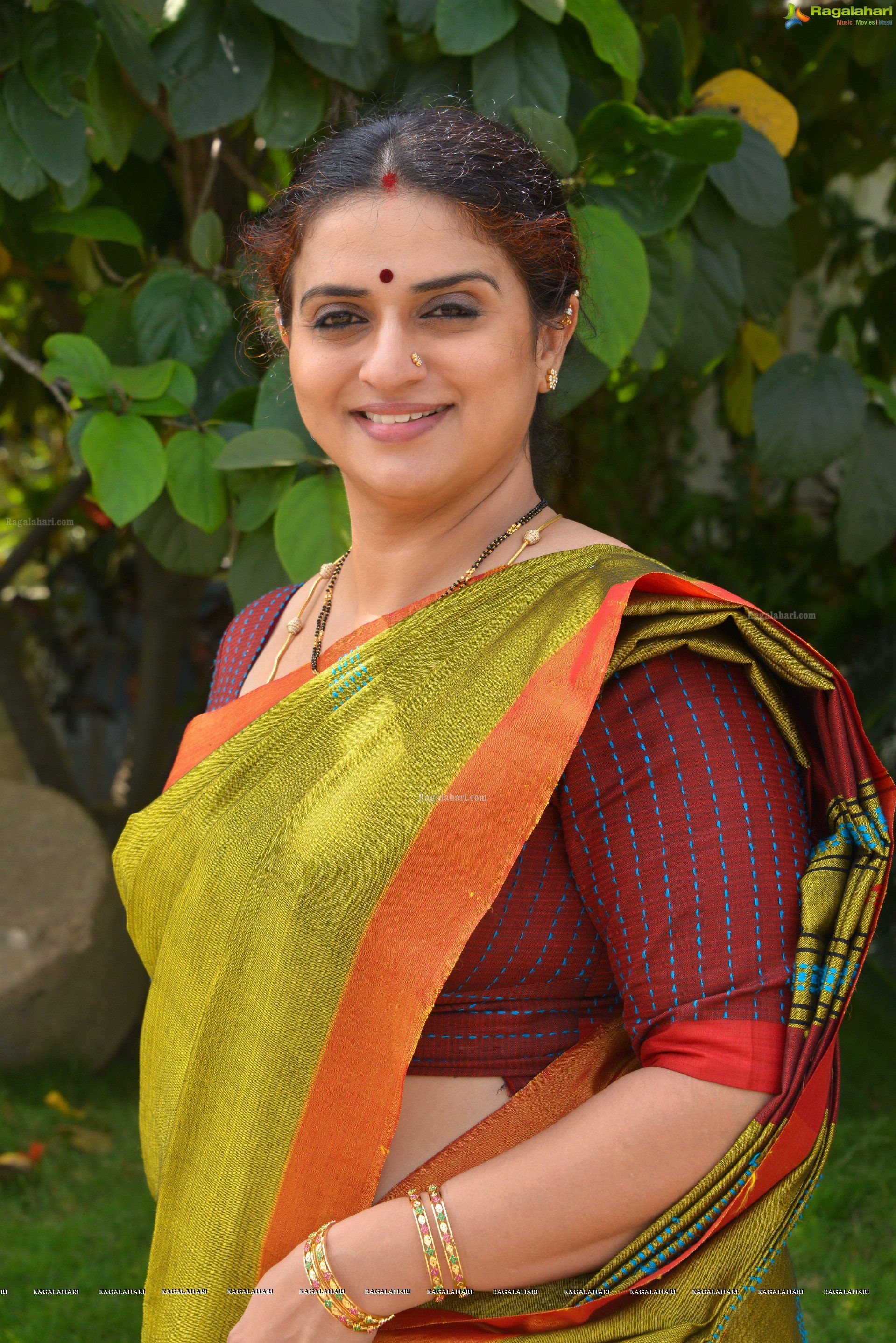 Telugu Actress Pavitra Lokesh - HD Wallpaper 