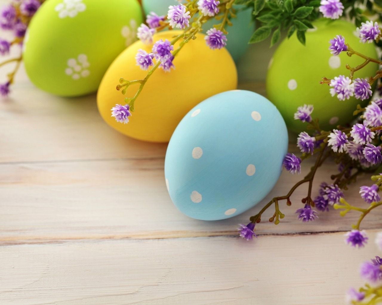 Easter Eggs And Flowers - HD Wallpaper 