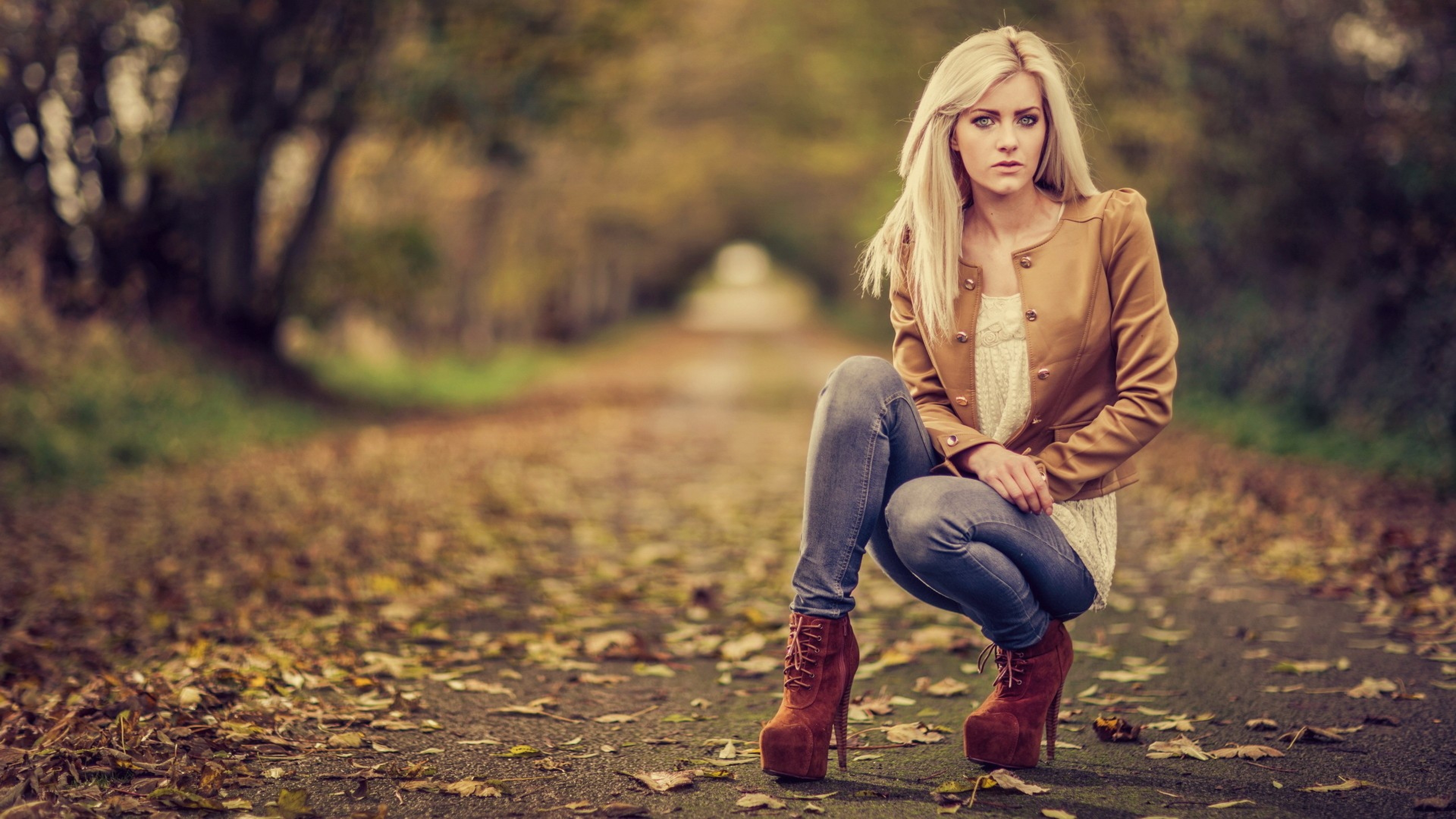 Lonely Fashion Model On The Street Hd Wallpaper - Autumn Model - HD Wallpaper 