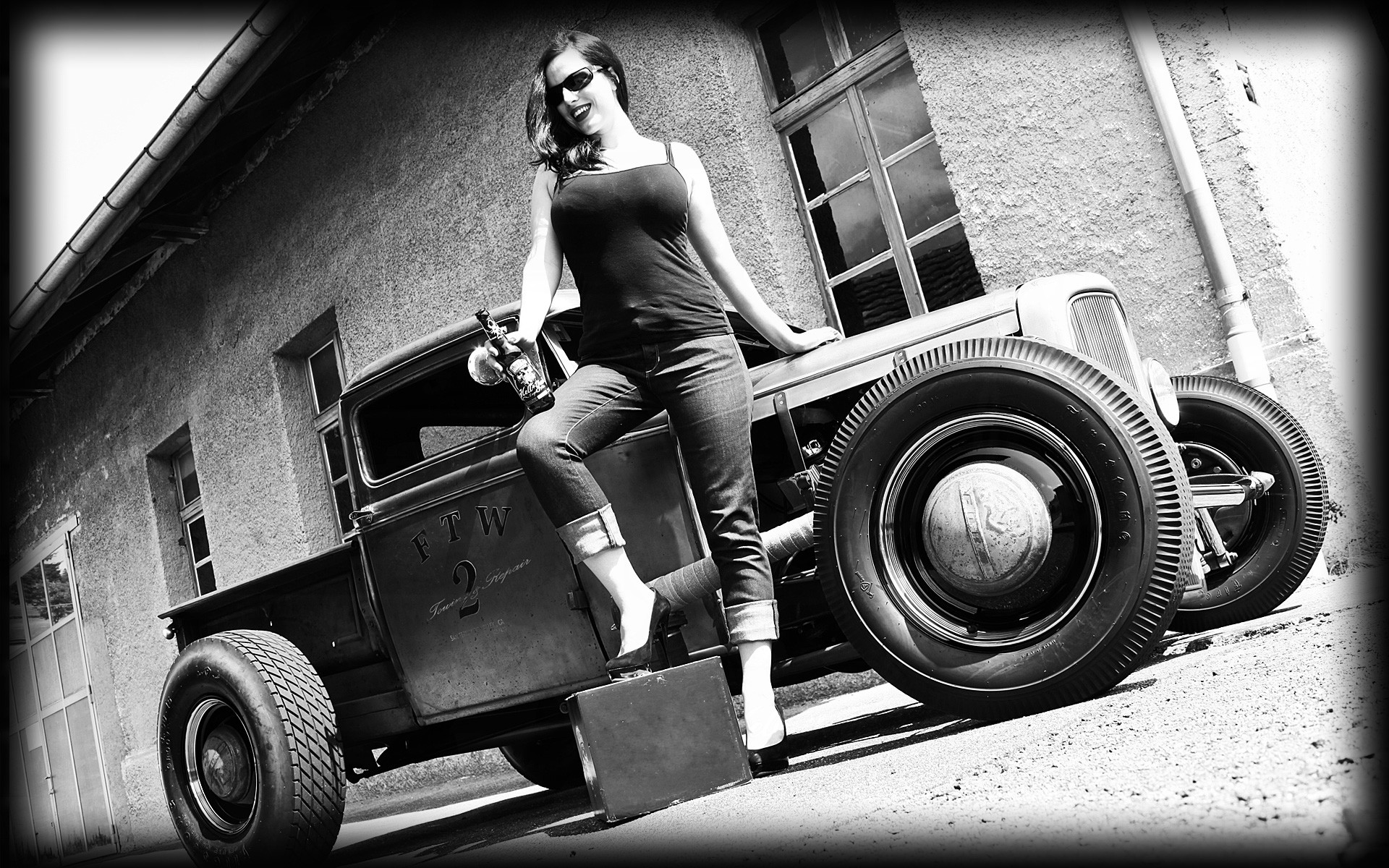 Sexy Girls And Old Cars - HD Wallpaper 