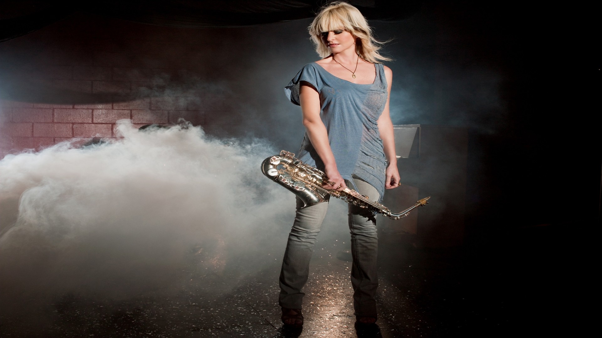 Wallpaper Mindi Abair, Girl, Saxophone, Smoke, Light - Girl Saxophone - HD Wallpaper 