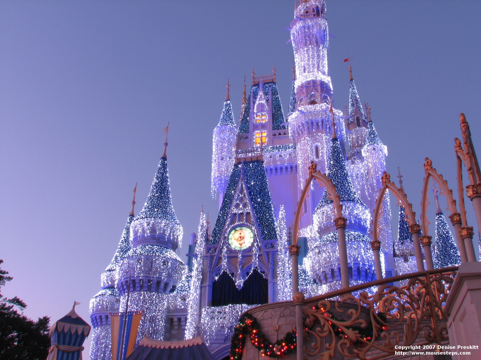 Disney Castle - HD Wallpaper 