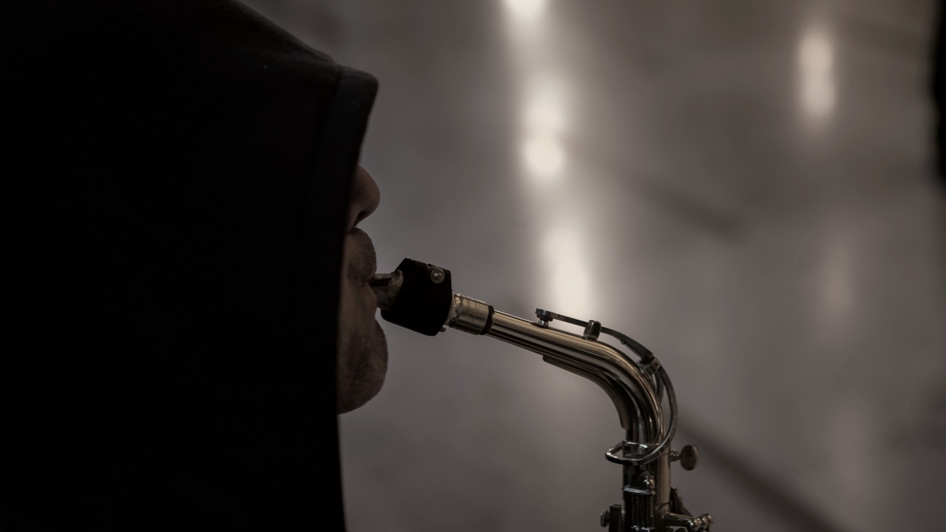 Wallpaper Saxophone, Man, Face, Lips, Trumpet - Wallpaper - HD Wallpaper 