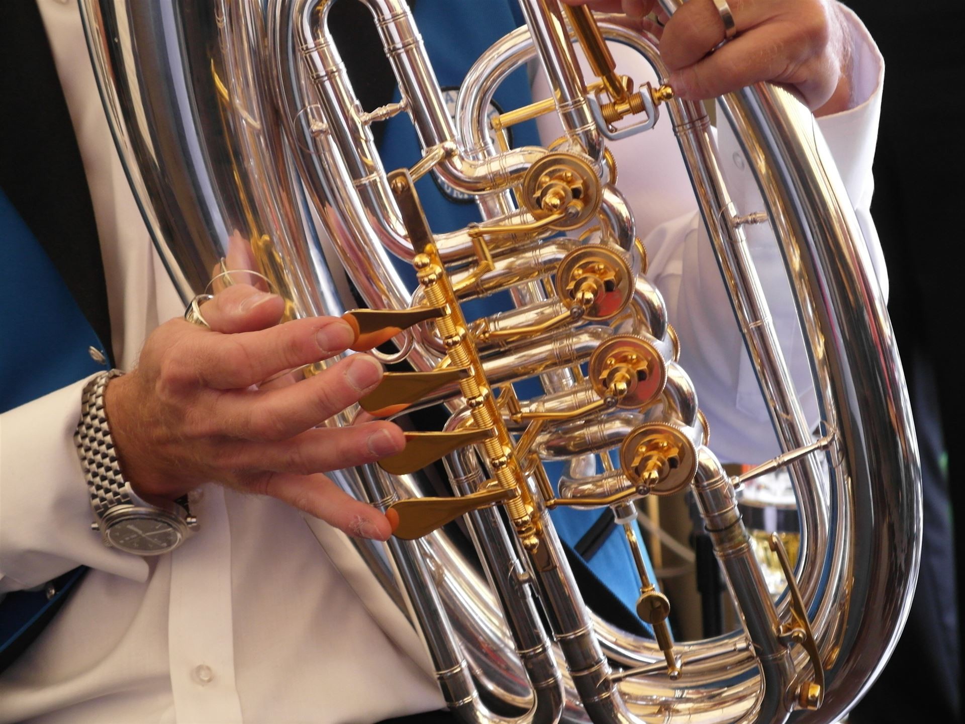 Dã¼bi Fã¤scht - Tuba - HD Wallpaper 