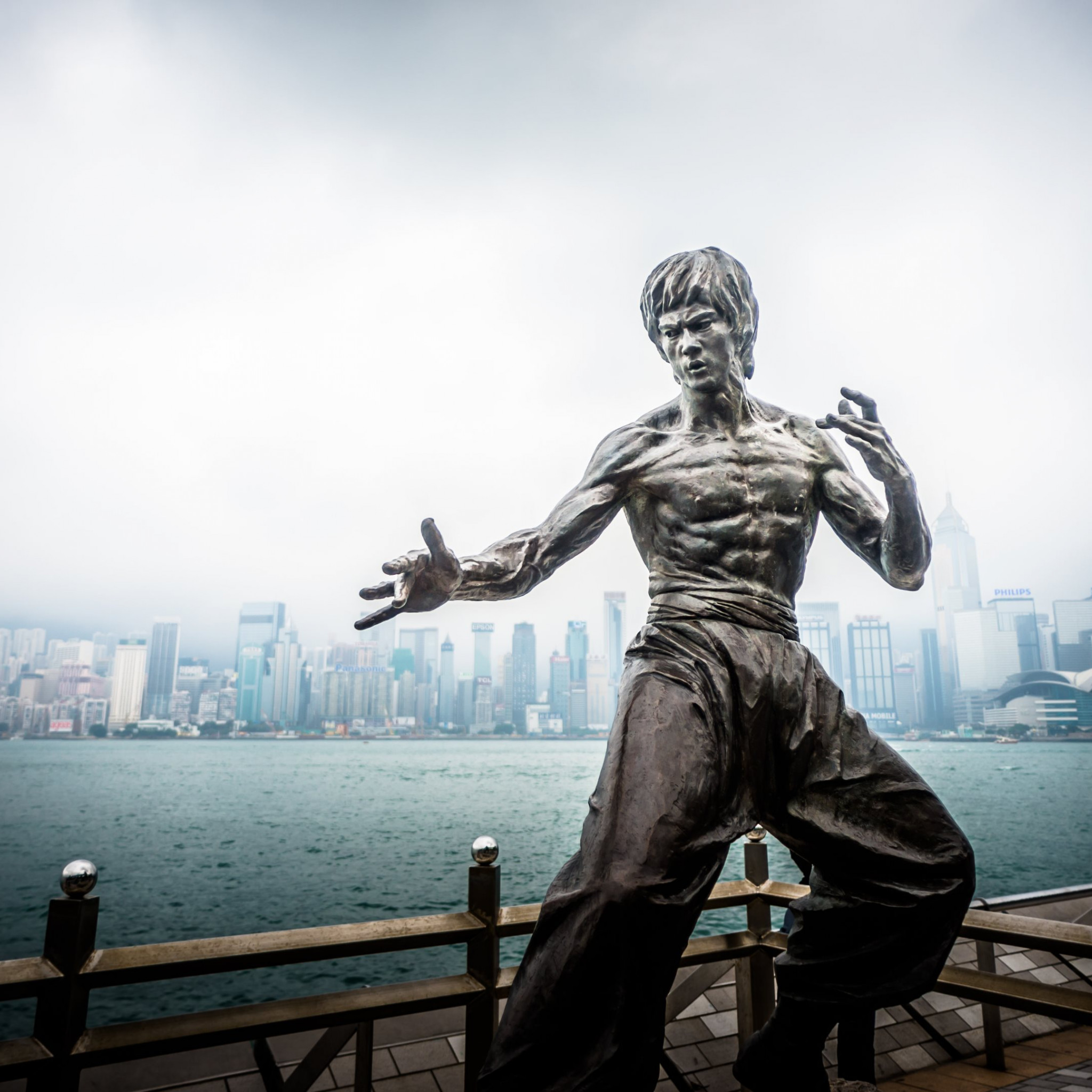 Bruce Lee Statue From Hong Kong Wallpaper - Bruce Lee Statue - HD Wallpaper 