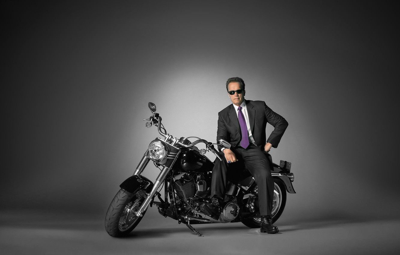 Photo Wallpaper Actor, Arnold Schwarzenegger, Policies - Suit On A Harley - HD Wallpaper 