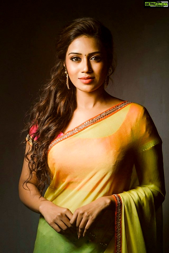 Nivetha Pethuraj - HD Wallpaper 