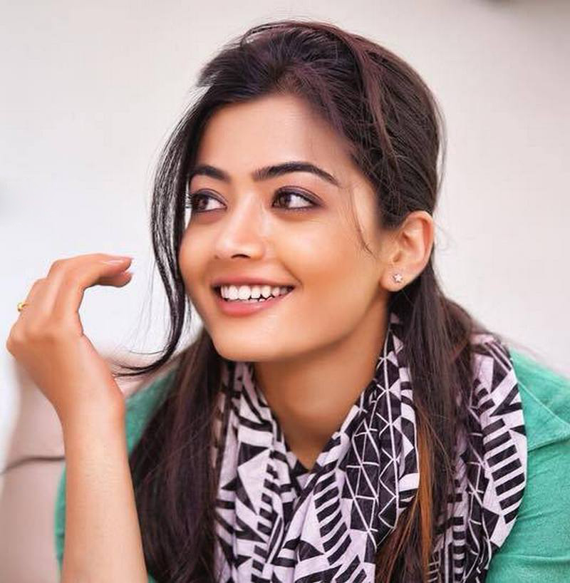 Rashmika Mandanna New Latest Hd Photos - Geetha Govindam Heroine Photos Hd - HD Wallpaper 