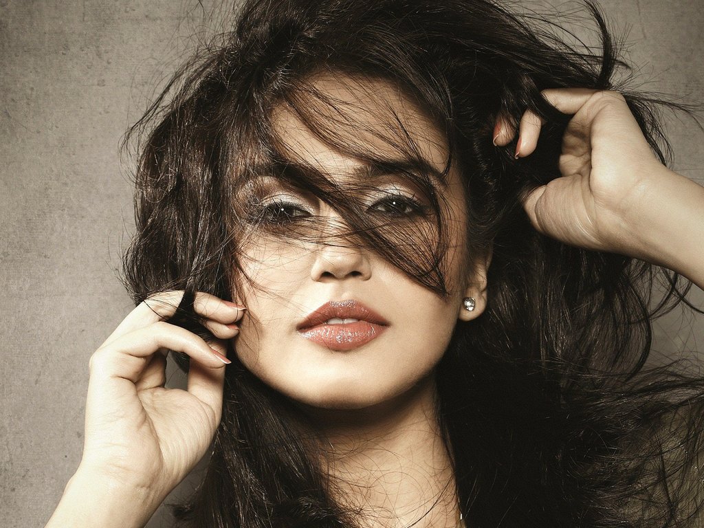 Huma Qureshi Indian Actress Wallpaper - Huma Qureshi - HD Wallpaper 