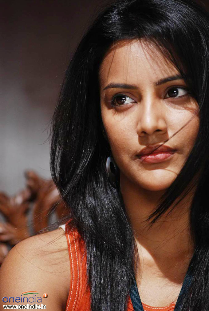 Leader Photos - Dhruv Vikram And Priya Anand - HD Wallpaper 