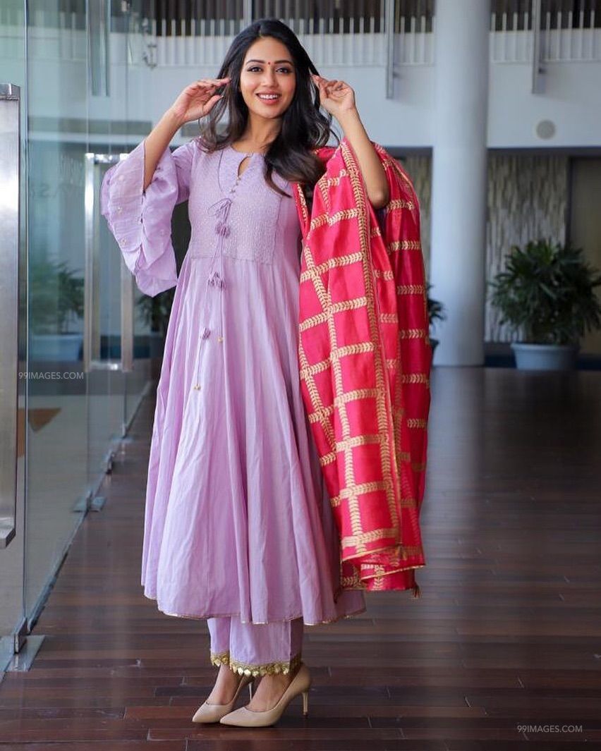 Nivetha Pethuraj Beautiful Hd Photoshoot Stills & Mobile - Sari - HD Wallpaper 