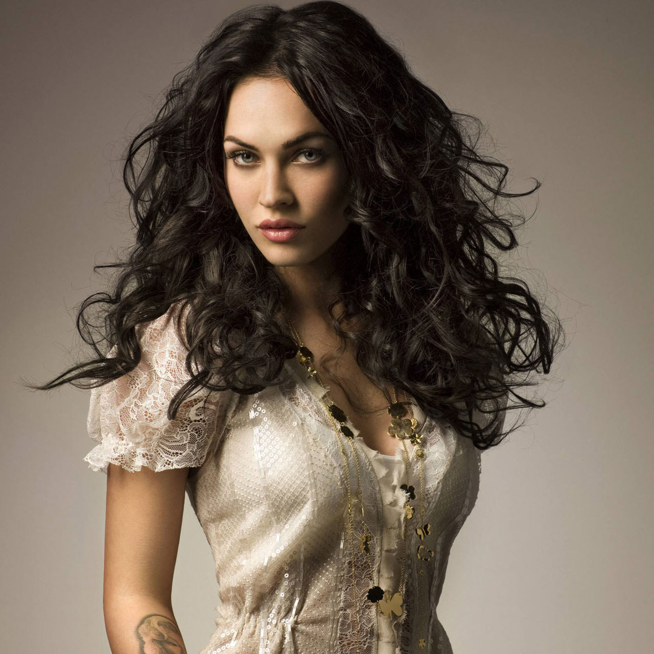 Megan Fox Hot Look Wallpaper - Megan Fox Beautiful Sexy - HD Wallpaper 