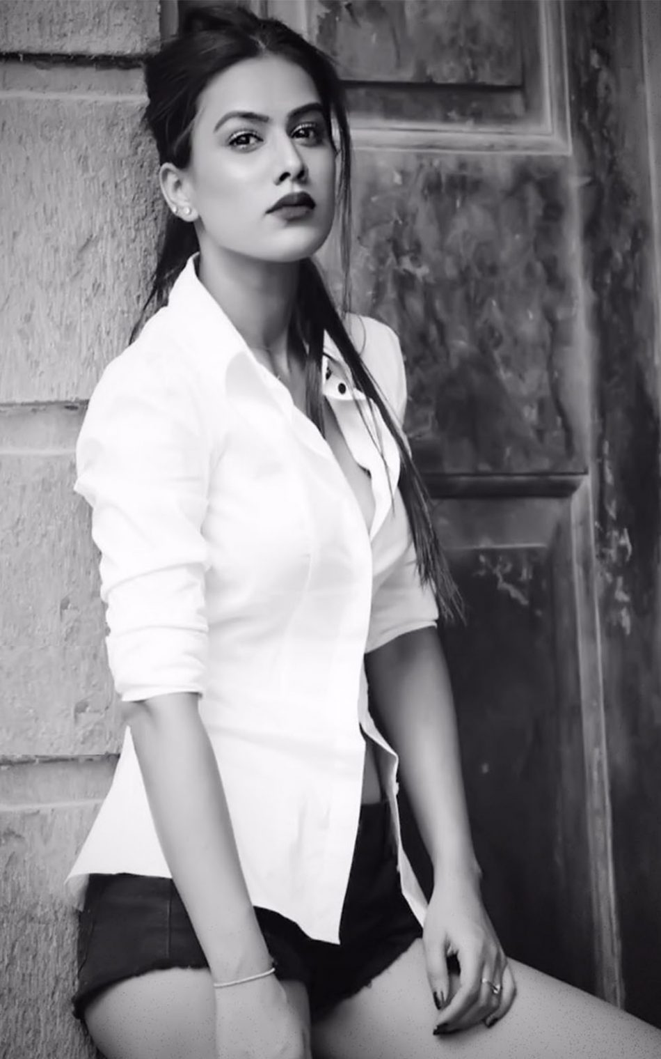 Nia Sharma Bw Photoshoot Hd Mobile Wallpaper - Nia Sharma Khatron Ke Khiladi - HD Wallpaper 