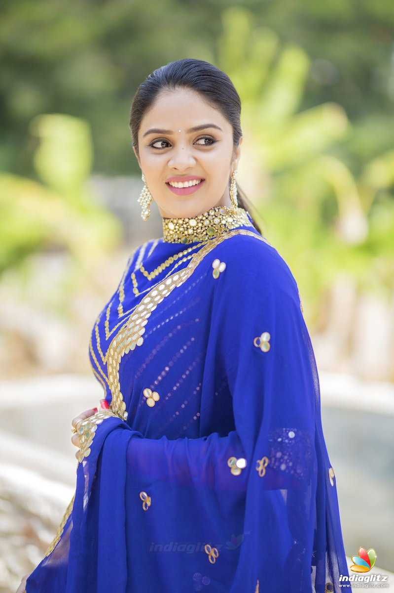 Sreemukhi - HD Wallpaper 