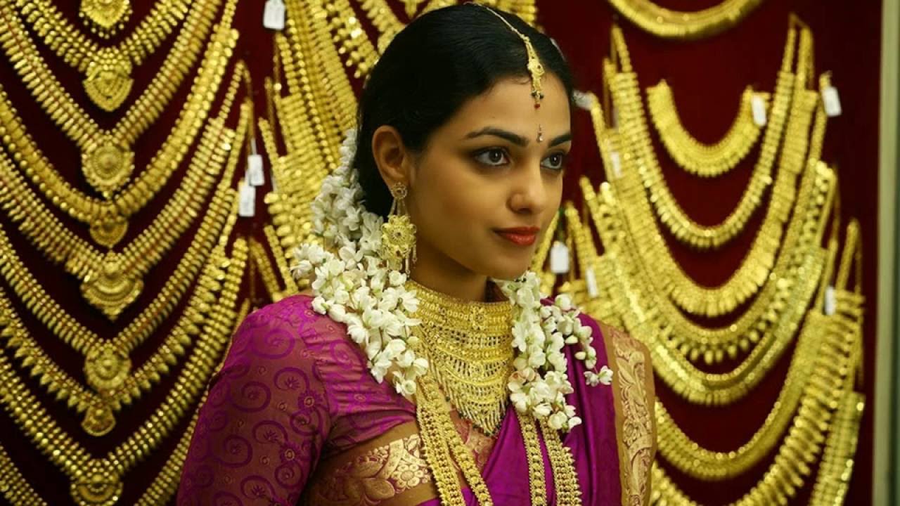 Nithya Menen In Temple - HD Wallpaper 