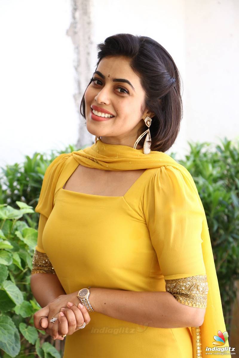 Poorna - Poorna Actress - 800x1200 Wallpaper Poorna - Poorna Actress - 800x1200 Wallpaper