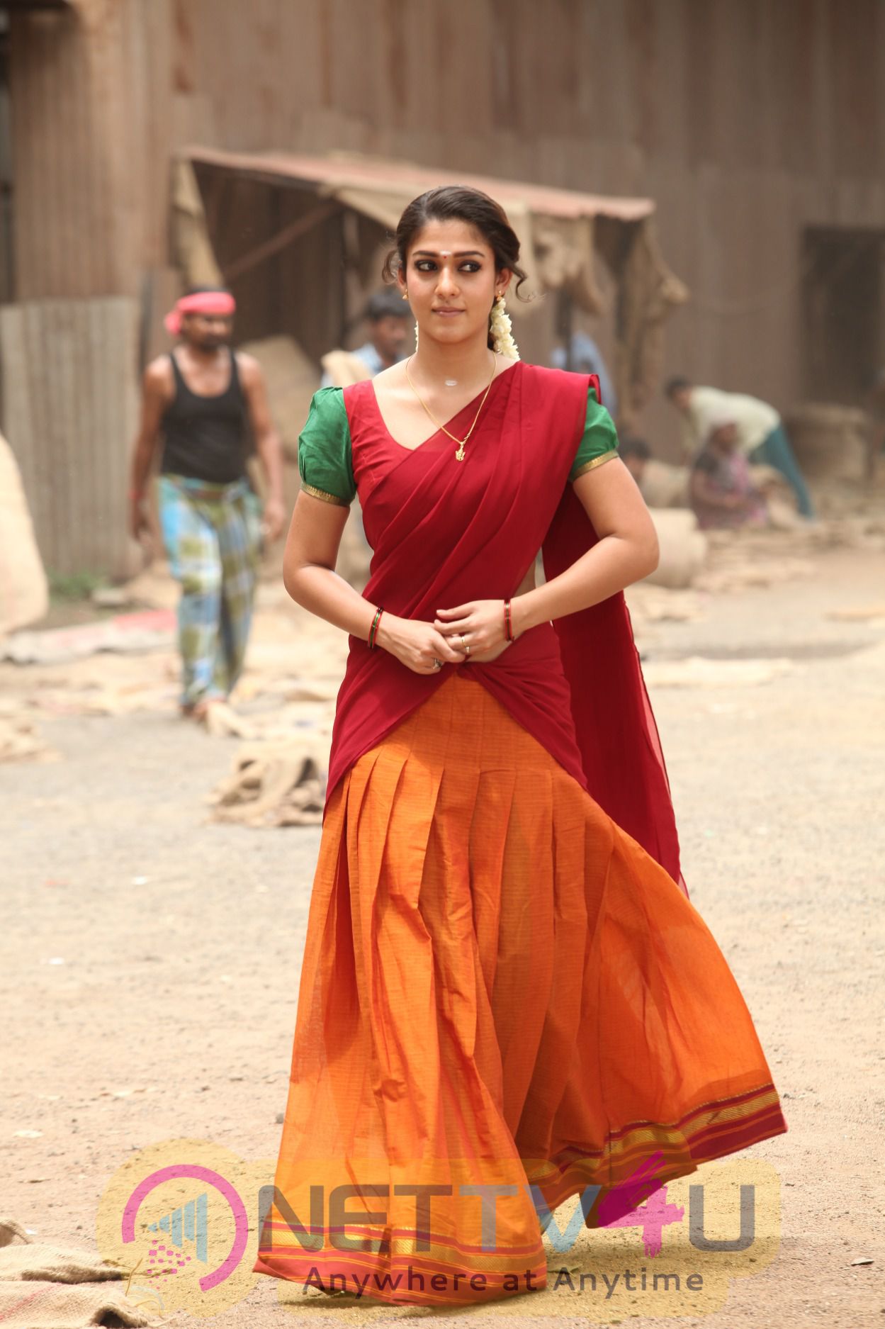 Thirunaal Tamil Movie Hd Images Tamil Gallery - Nayanthara In Half Saree Stills - HD Wallpaper 