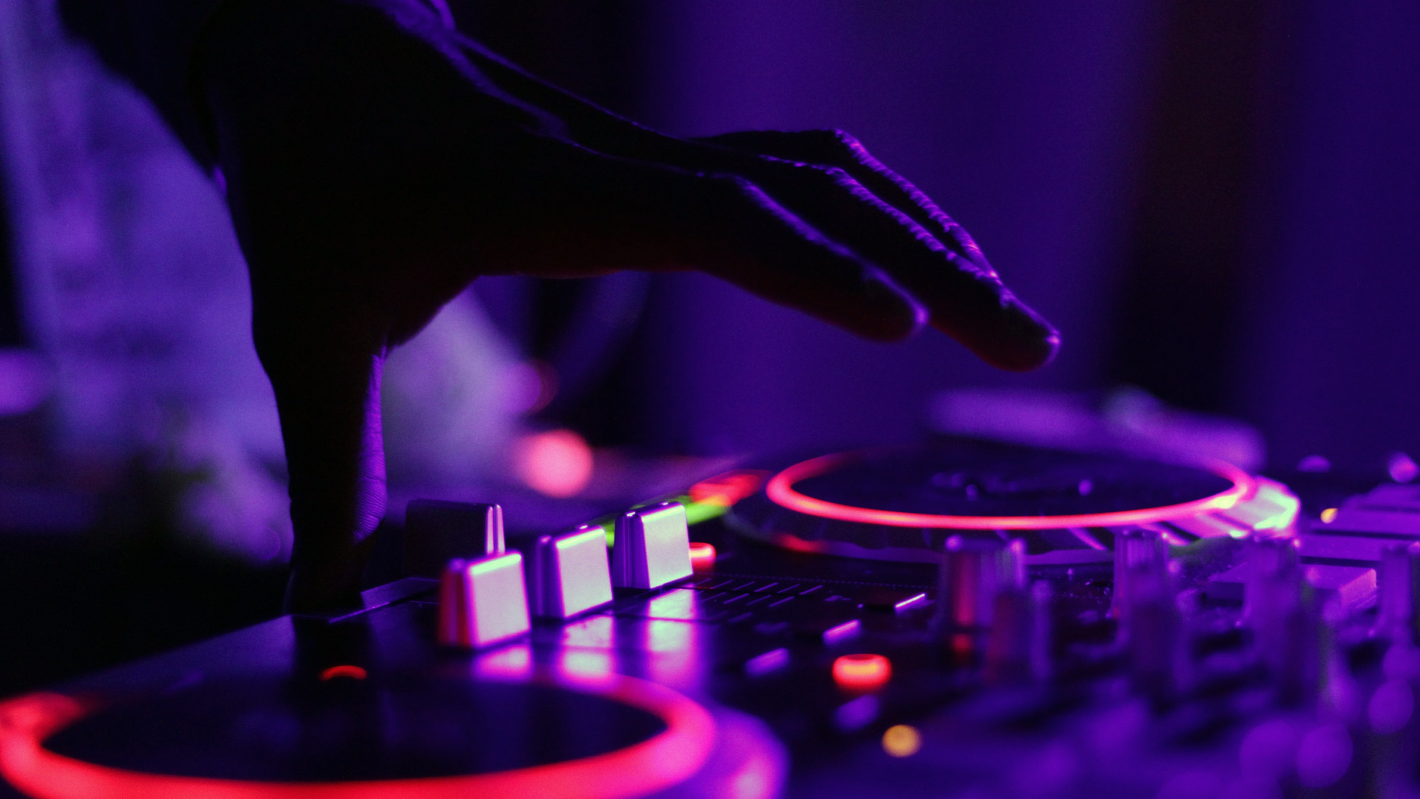 Dj Let The Music Play Wallpaper - Night Dj - HD Wallpaper 