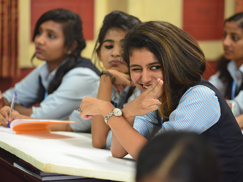 Oru Adaar Love Wallpapers - Oru Adaar Love Movie - HD Wallpaper 