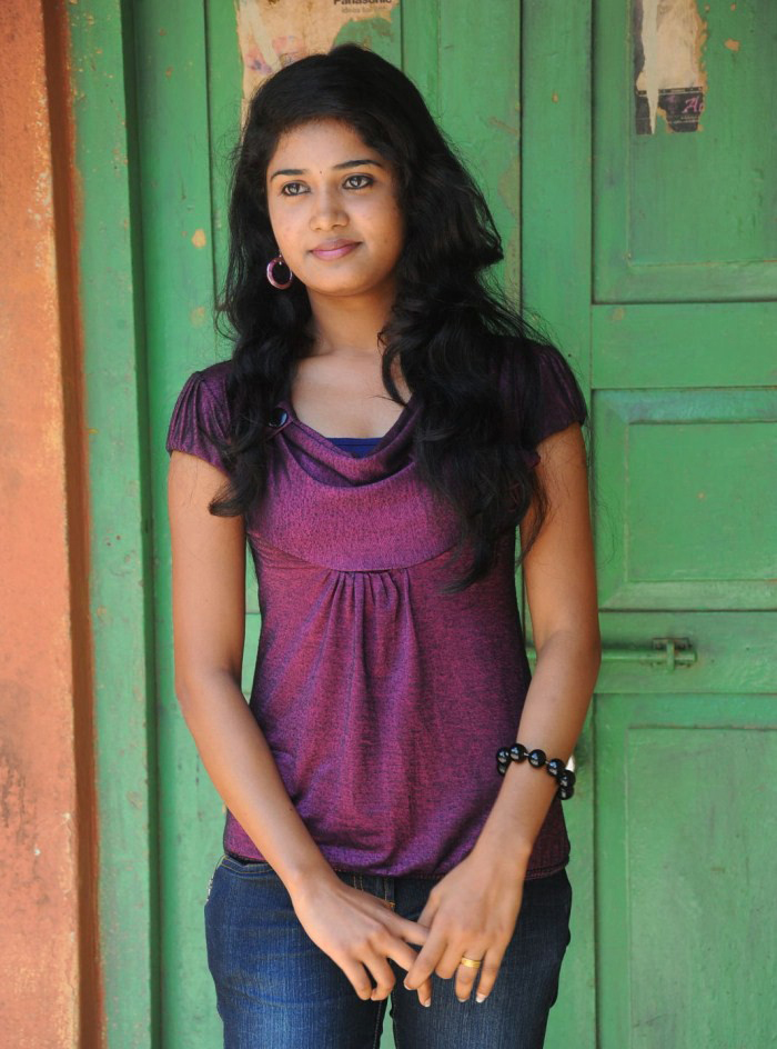 Wallpapers Heroine Telugu Group - Railway Station Movie Heroine - HD Wallpaper 