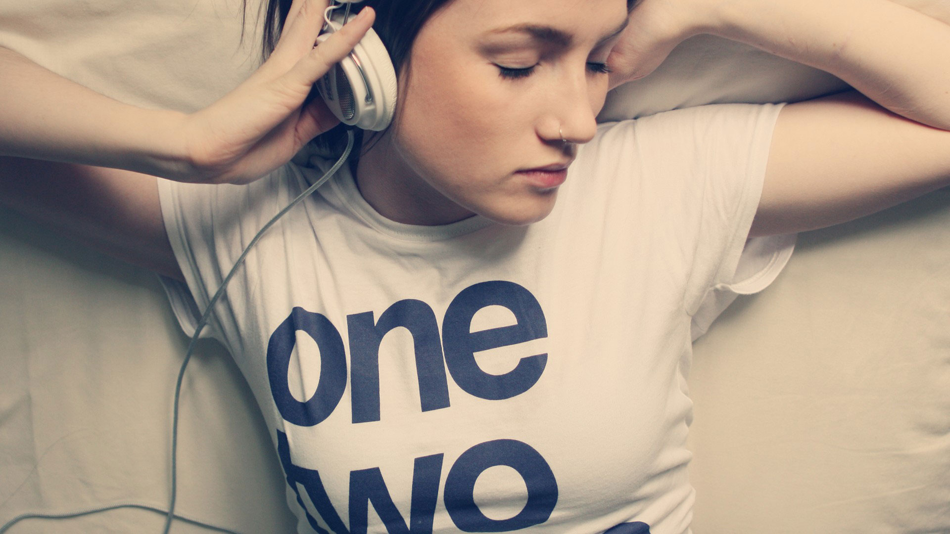 Girl With Headphones Photography - HD Wallpaper 